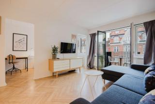 Luxury City Stay Cozy Apartment with Sunny Balcony - 9