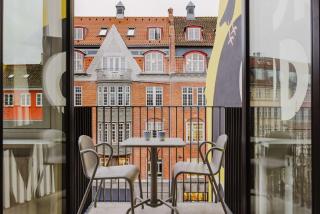 Luxury City Stay Cozy Apartment with Sunny Balcony - 8