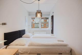 Luxury City Stay Cozy Apartment with Sunny Balcony - 7