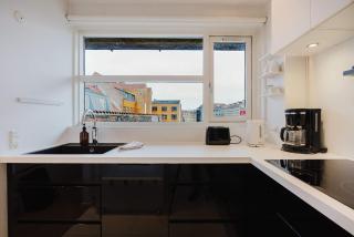 Luxury City Stay Cozy Apartment with Sunny Balcony - 4