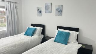 Modern 3 Bed room Home with Garden & Free Parking - 6