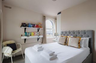 Chic 1BDR Flat in Restored English Pub Est London - 7