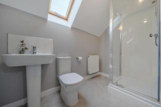 Spacious Four Bedroom House with Workspace, Garden and Free Parking - 3