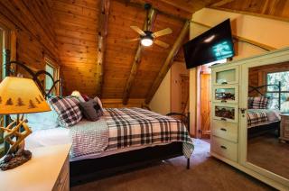 Authentic Log Cabin Short walk to Lake & Hideout - 4