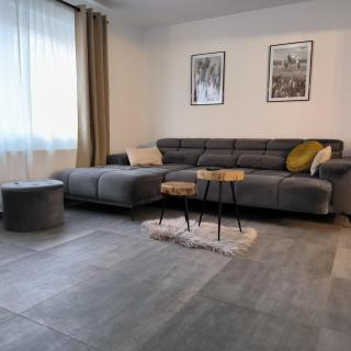 Modern 1BR apt w king size, only 5 min to RAB - 0