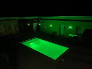 La Luna Petite Suite Deluxe Apartment with Pool & Jacuzzi, Bikes and Covered Parking - Našice - 8