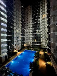 Cozy Condo with Balcony Pool View - 4