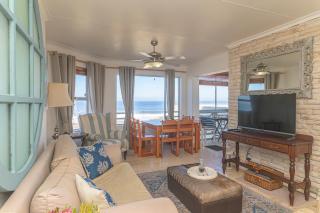 Oceanfront Escape with Spacious Balcony Hermanus - 7