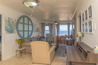 Oceanfront Escape with Spacious Balcony Hermanus - 8