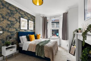 Sleek and Stylish Abode - Parking - 8