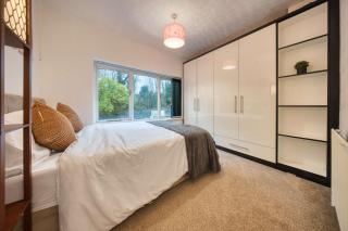 Modern 3BR Manchester Home Sleeps 7 Parking - 3