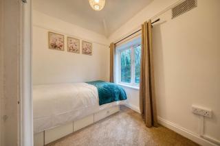 Modern 3BR Manchester Home Sleeps 7 Parking - 5