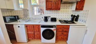 Spacious 4 Bedroom Detached Home in Iffley Village - 3