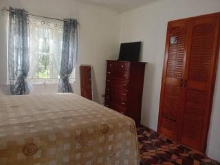 Nature Lodge Retreat in Portland - 7