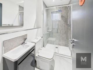 Sleek & Spacious 7-bed in Filton - Bristol - 0