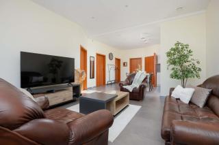 Spacious 3-bedroom House with the Excellent Location Near the Airport by Noclegi Renters - 7