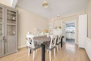 Driveway Spacious 3 Bedroom Home in Greenford - 7