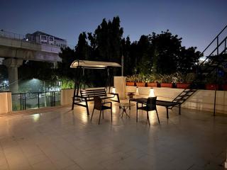X-Large Studio Penthouse with Private Outdoor Seating - Ahmedabad - 7