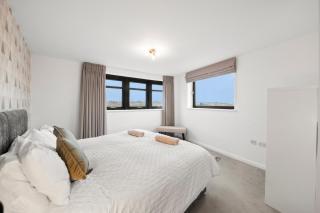 2BR Top Floor City Apt with King or Twin Beds, Free Secure Underground Parking & SkyStream TV - Central Reading, Sleeps 6 - 8