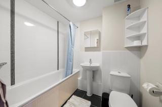 2BR Top Floor City Apt with King or Twin Beds, Free Secure Underground Parking & SkyStream TV - Central Reading, Sleeps 6 - 5