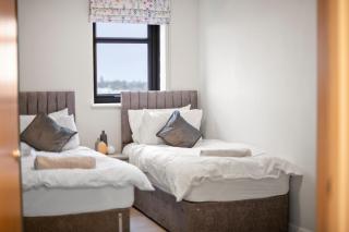 2BR Top Floor City Apt with King or Twin Beds, Free Secure Underground Parking & SkyStream TV - Central Reading, Sleeps 6 - 9