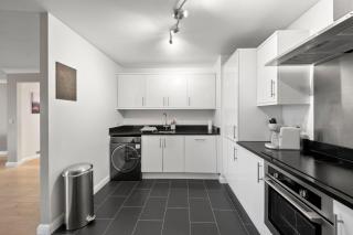 2BR Top Floor City Apt with King or Twin Beds, Free Secure Underground Parking & SkyStream TV - Central Reading, Sleeps 6 - 6