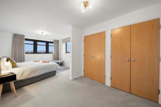 2BR Top Floor City Apt with King or Twin Beds, Free Secure Underground Parking & SkyStream TV - Central Reading, Sleeps 6 - 4