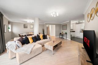 2BR Top Floor City Apt with King or Twin Beds, Free Secure Underground Parking & SkyStream TV - Central Reading, Sleeps 6 - 1
