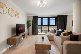 2BR Top Floor City Apt with King or Twin Beds, Free Secure Underground Parking & SkyStream TV - Central Reading, Sleeps 6 - 7