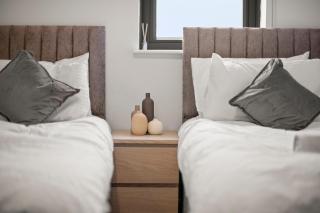 2BR Top Floor City Apt with King or Twin Beds, Free Secure Underground Parking & SkyStream TV - Central Reading, Sleeps 6 - 1
