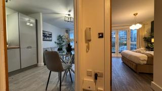 Stylish City Center Apartment - High Internet Speed - Netflix - On Street Parking 38AK - 5