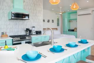 West End's Famous Comfy Sloth - 6