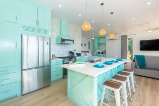 West End's Famous Comfy Sloth - 3