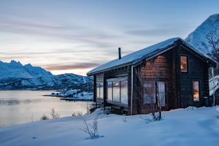 Sommarbukt - "Tind" Aurora Hideaway Mountain Lodge with Panoramic Fjord Views - 0