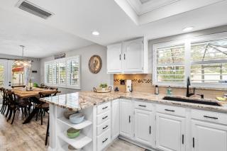 Twin Oaks Coastal Luxury, Top 1 Percent of Homes, 5 Min to Beach, Tiki Caribbean Lanai, Heated Pool - 2