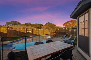 Prime Plano 4BR Home with Pool Arcarde Ping-pong - 9
