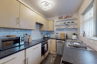 Modern 2 Bed Near Twickenham Stadium - 5 Min to Bus Stop - 1