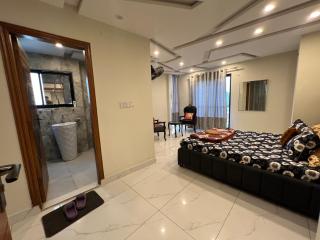 Modern 2BR Family Apartment, Free Parking, Citi Housing Jhelum - 2