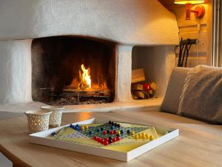 A Cozy, Rustic Retreat With Fireplace And Terrace - 8