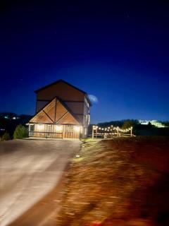 Modern Large Luxury Retreat near Pigeon Forge! - 7
