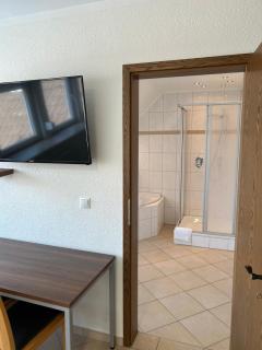 Hotelähnlich ausgestattete Zimmer mit eigenem Bad - 5