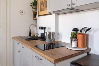 Brand-New Top Floor Studio - Trendy Area - 5