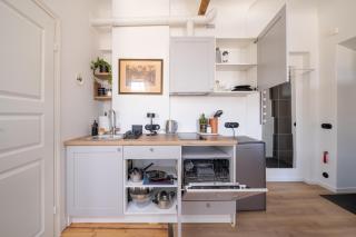 Brand-New Top Floor Studio - Trendy Area - 3