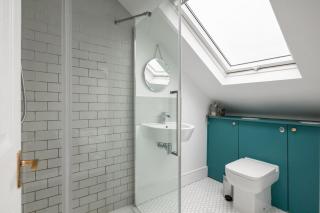 Well-equipped 4 bedroom family home with garden - 5