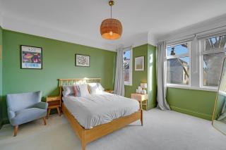 Well-equipped 4 bedroom family home with garden - 1