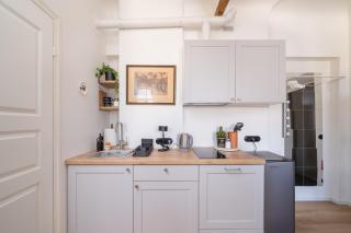 Brand-New Top Floor Studio - Trendy Area - 4