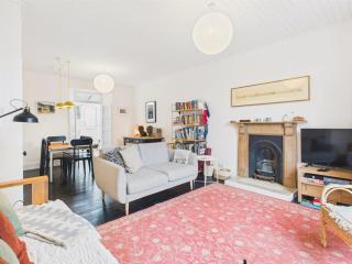 Large Stylish 3-bed Townhouse | Walk to Beach & Shops | Free parking - 0