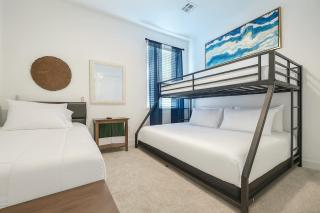 King Beds Grill Big Yard Huge Kitchen - 4