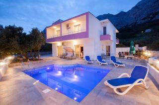 Villa KRISTINA in Makarska with private pool, BBQ - 9