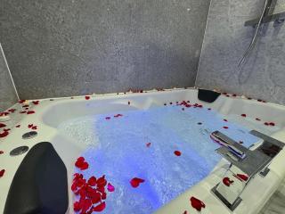 Suite 1 Private Jacuzzi Spa Hot Tub & Sauna - 1